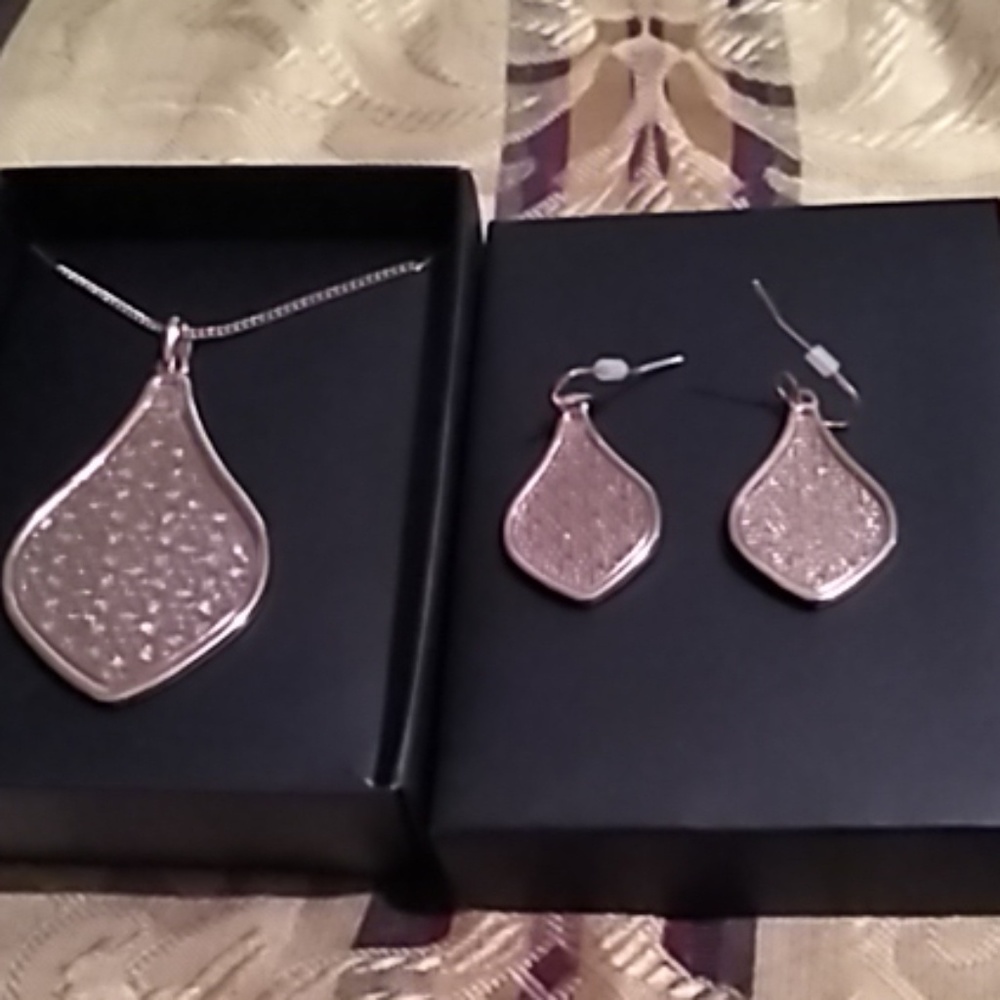 Floral necklace and earrings set